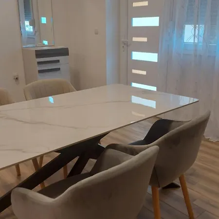 アパート Modric Ii ザダル